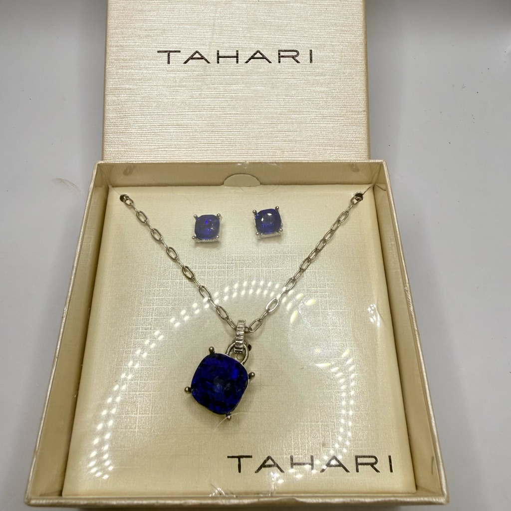 Tahari Deep Blue Pendant Necklace With Matching Studs 50$